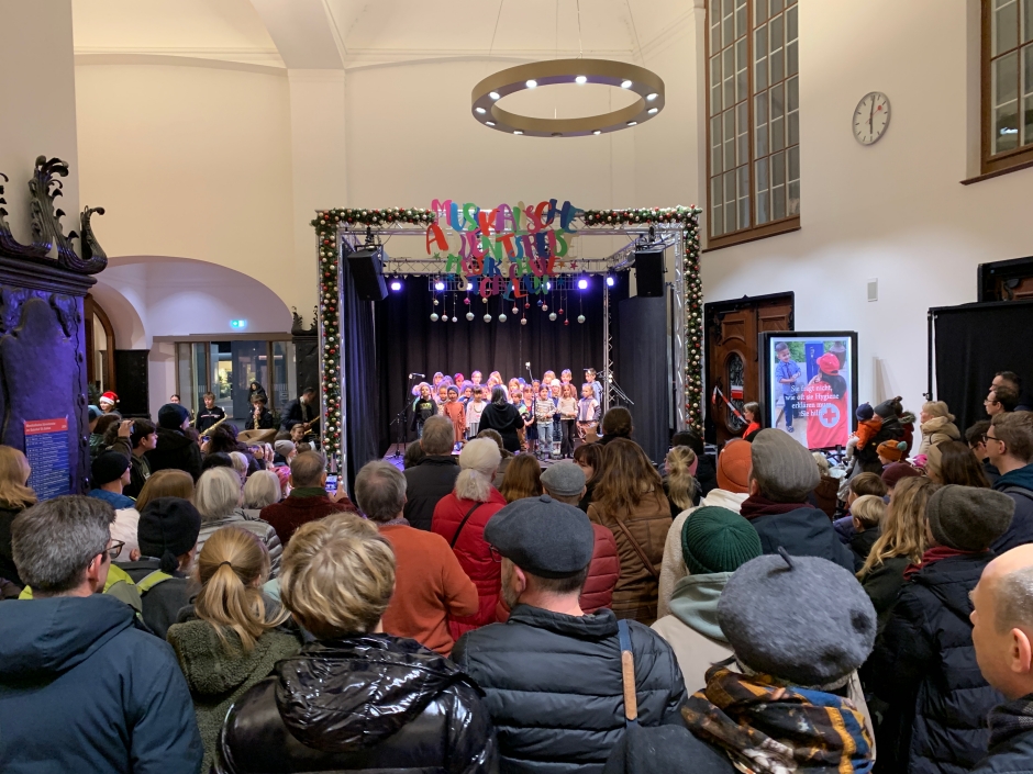 Musikalische Adventsreise in der Bahnhofshalle 